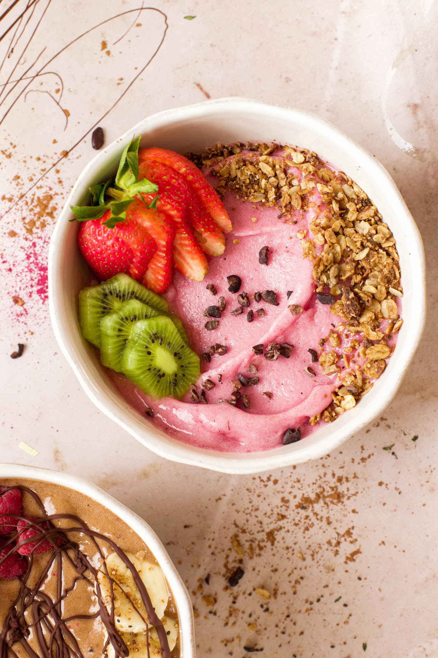 Banana smoothie bowl with kiwis, strawberry and granola